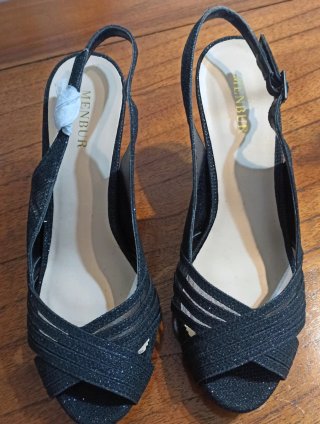 Zapatos de fiesta Menbur negros. Tallan pequeños.