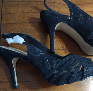 Zapatos de fiesta Menbur negros. Tallan pequeños.