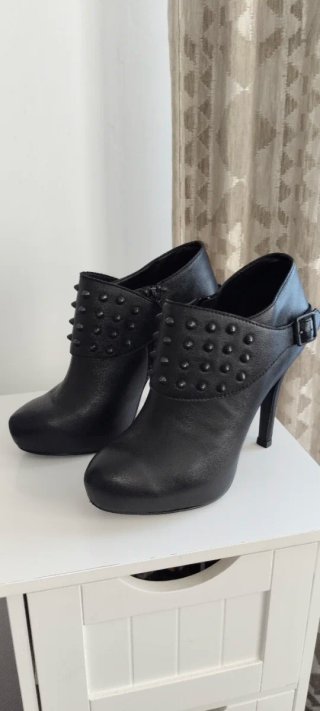 Botines negros con tachuelas