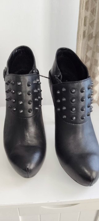 Botines negros con tachuelas