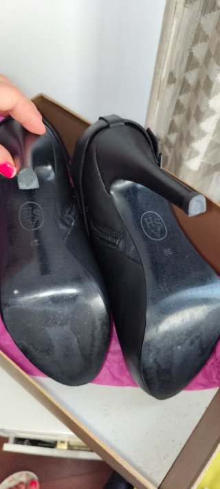 Botines negros con tachuelas