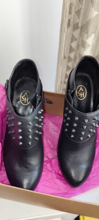 Botines negros con tachuelas