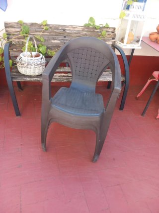 Sillas de terraza de plástico y madera.