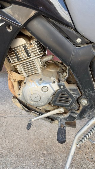 Yamaha XTZ 125 Enduro Negra y Plateada