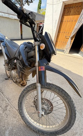 Yamaha XTZ 125 Enduro Negra y Plateada