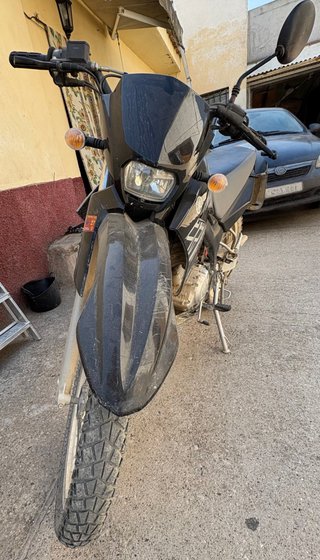 Yamaha XTZ 125 Enduro Negra y Plateada