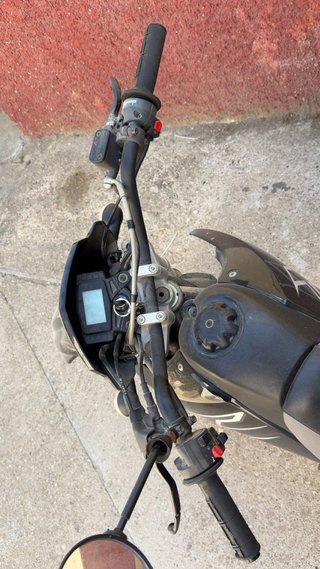 Yamaha XTZ 125 Enduro Negra y Plateada