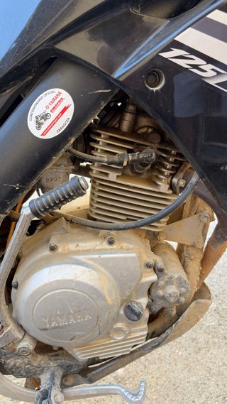 Yamaha XTZ 125 Enduro Negra y Plateada