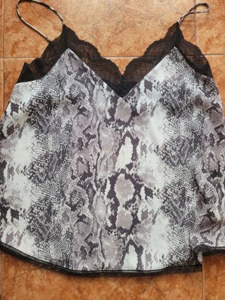 Top estampado serpiente con encaje