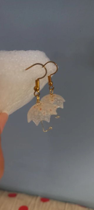 Pendientes paraguas dorados y blancos