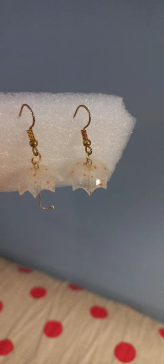 Pendientes paraguas dorados y blancos