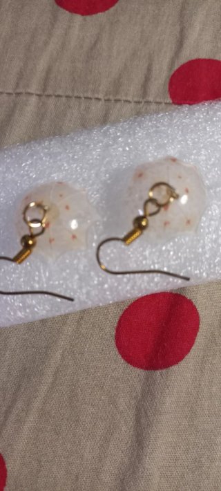 Pendientes paraguas dorados y blancos