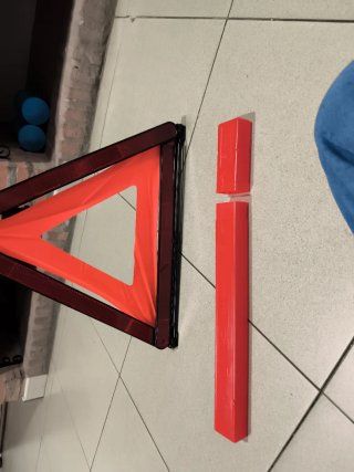 Triángulo de coche rojo