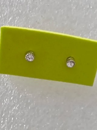 Pendientes plateados de varias formas y modelos