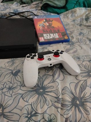 PS4 Slim Negra + Mando Blanco + Red Dead Redemptio