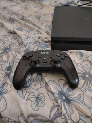 PS4 Slim Negra + Mando Blanco + Red Dead Redemptio