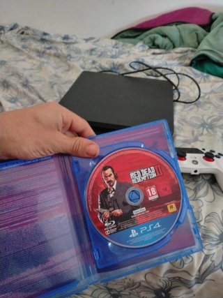 PS4 Slim Negra + Mando Blanco + Red Dead Redemptio