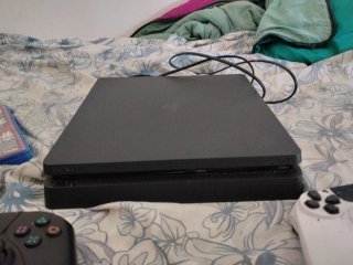 PS4 Slim Negra + Mando Blanco + Red Dead Redemptio