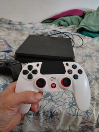 PS4 Slim Negra + Mando Blanco + Red Dead Redemptio