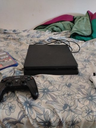PS4 Slim Negra + Mando Blanco + Red Dead Redemptio