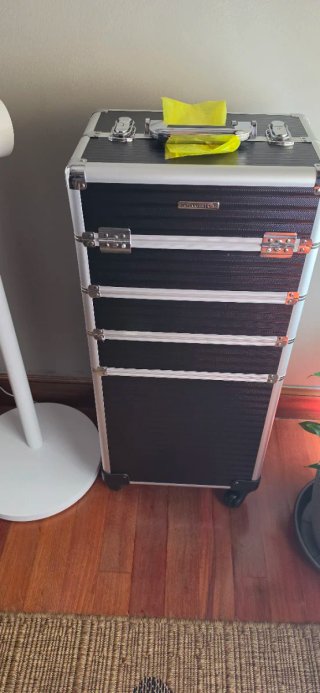 Maletín de maquillaje con ruedas