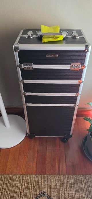 Maletín de maquillaje con ruedas