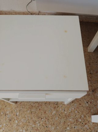 Mesita de noche blanca y madera