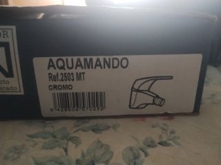 Grifería de baño azul y plateada