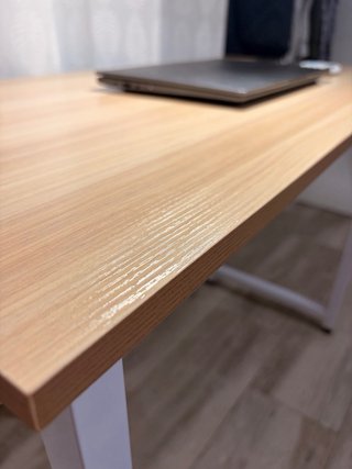 Mesa escritorio madera clara y metal