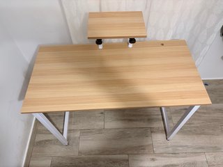 Mesa escritorio madera clara y metal