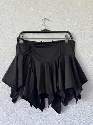 Falda corta y pantalón corto negra asimétrica