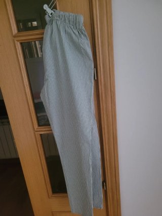 Pantalones de rayas verdes y blancos