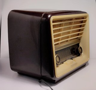 Radio Antigua Telefunken Marrón y Crema