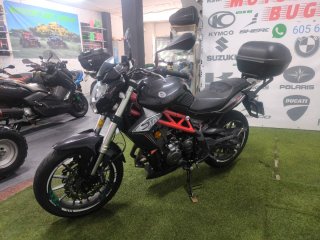 Benelli 302 Naked Negra/Roja