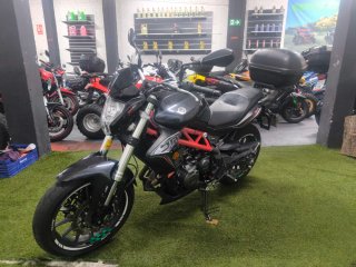 Benelli 302 Naked Negra/Roja