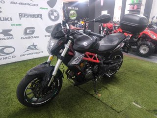 Benelli 302 Naked Negra/Roja