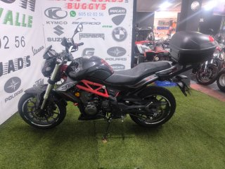 Benelli 302 Naked Negra/Roja