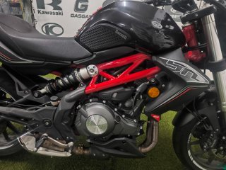Benelli 302 Naked Negra/Roja