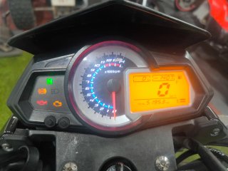 Benelli 302 Naked Negra/Roja