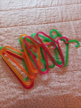 11 Perchas Plástico Colores  . Nuevas a estrenar .