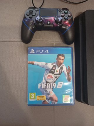 PS4 con Mando y FIFA 19