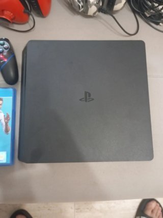 PS4 con Mando y FIFA 19