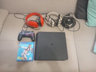 PS4 con Mando y FIFA 19