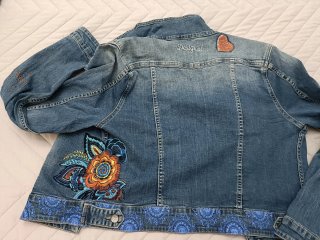 Cazadora vaquera Desigual bordada