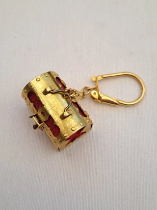 Llavero Cofre Vintage Dorado