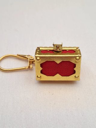 Llavero Cofre Vintage Dorado
