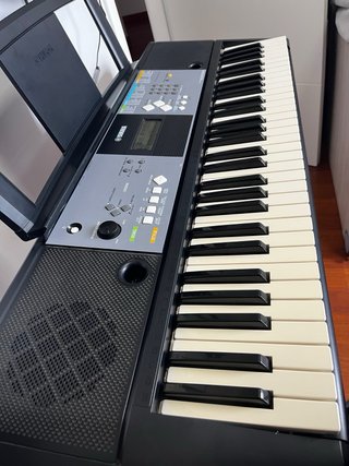 Teclado Yamaha PSR-E233