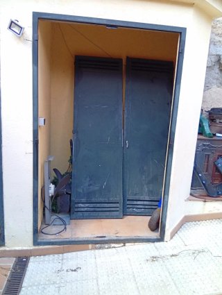 Puertas y cerco de hierro con cerradura
