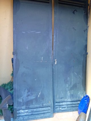 Puertas y cerco de hierro con cerradura