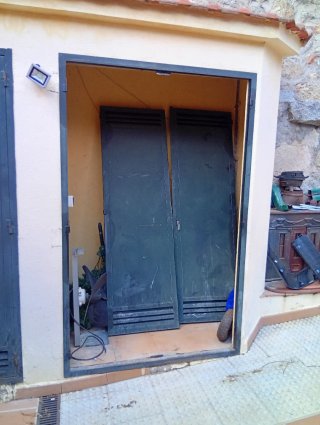 Puertas y cerco de hierro con cerradura